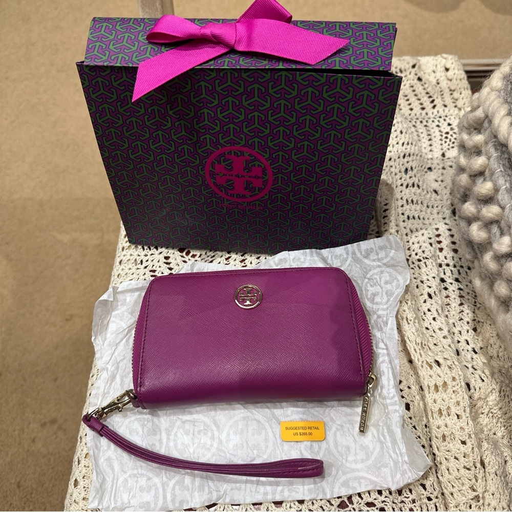 Tory Burch Robinson wallet wristlet clutch  fuschia $265 gift bag/ tissue paper